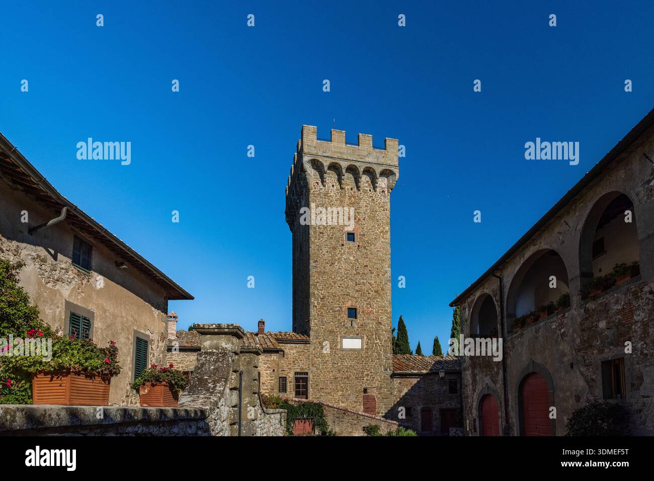 Kleines mittelalterliches Dorf mit Turm in der Toskana, Italien Stockfoto