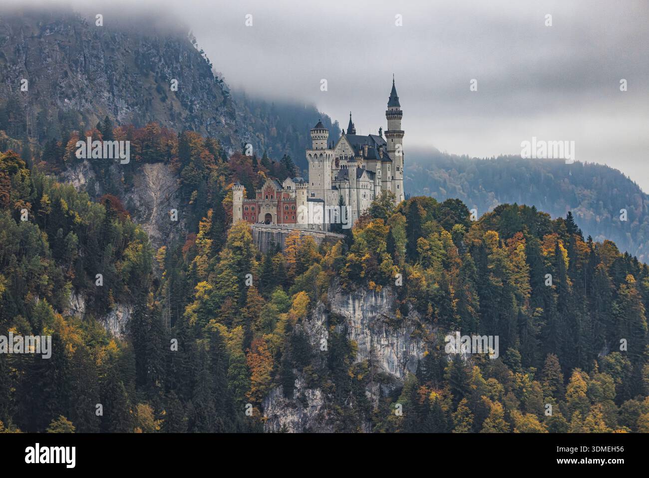 Schloss Neuschwanstein im Herbst. Schwangau, Bayern, Deutschland. Stockfoto