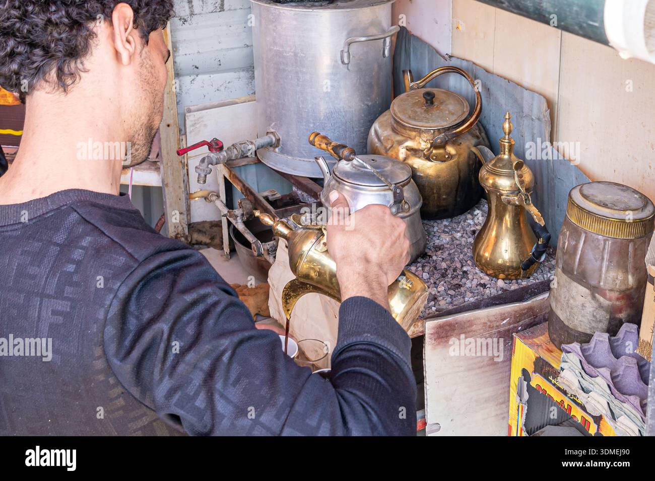 Nahaufnahme eines Mannes, der arabischen Kaffee gießt, Irak, Bagdad Stockfoto