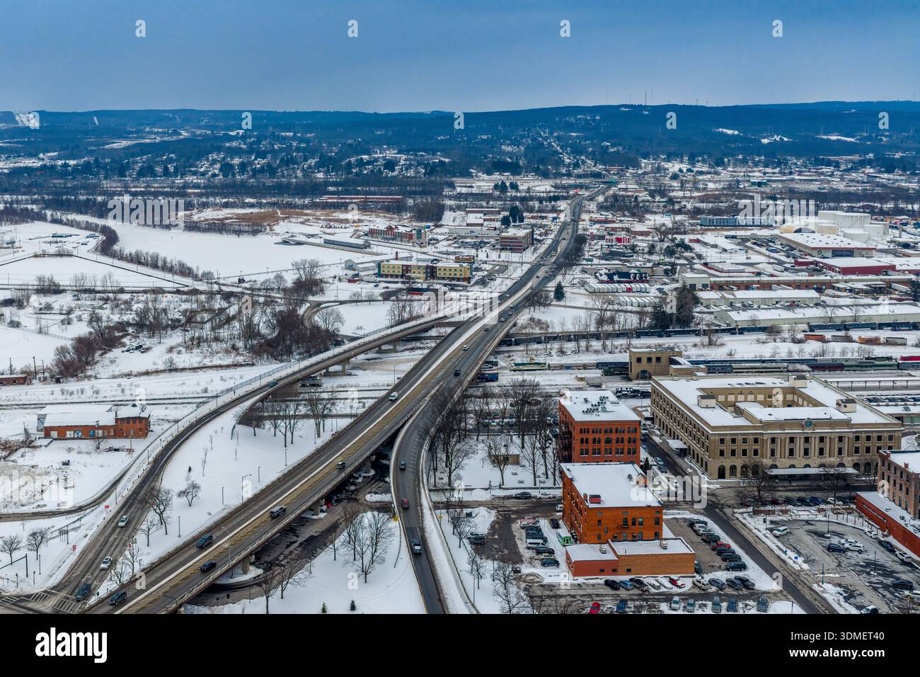 Utica, NY, USA - 3. Februar 2026 Luftbild der Innenstadt von Utica NY an einem grauen Winternachmittag. Stockfoto