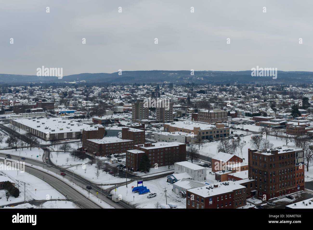 Utica, NY, USA - 3. Februar 2026 Luftbild der Innenstadt von Utica NY an einem grauen Winternachmittag. Stockfoto
