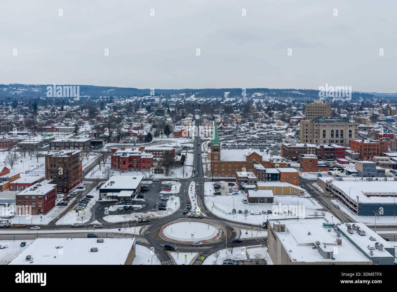 Utica, NY, USA - 3. Februar 2026 Luftbild der Innenstadt von Utica NY an einem grauen Winternachmittag. Stockfoto