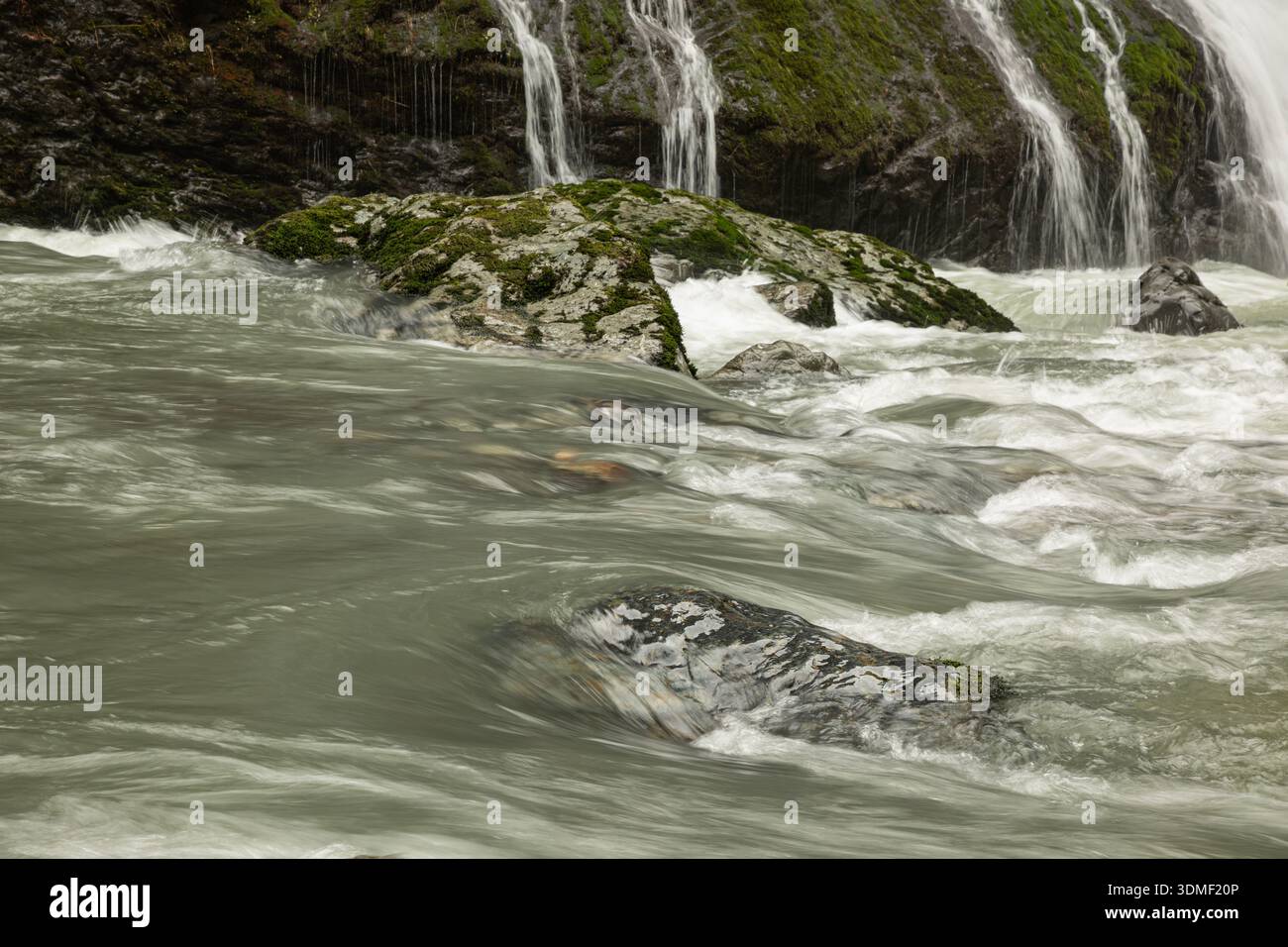 WA29079-00...WASHINGTON - Wasser fließt in den Boulder River Wilderness. Stockfoto