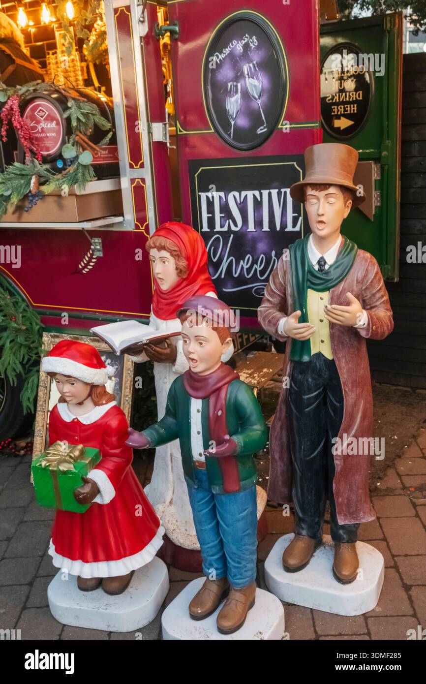 England, London, Weihnachtsmarkt, Markthalle mit Vintage-Weihnachtsliedern singenden Mannekins Stockfoto
