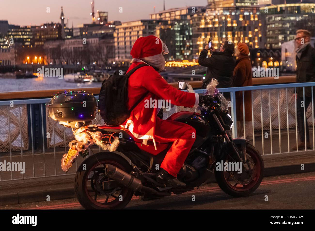 England, London, Southwark, Motorradfahrer verkleidet als Weihnachtsmann Stockfoto