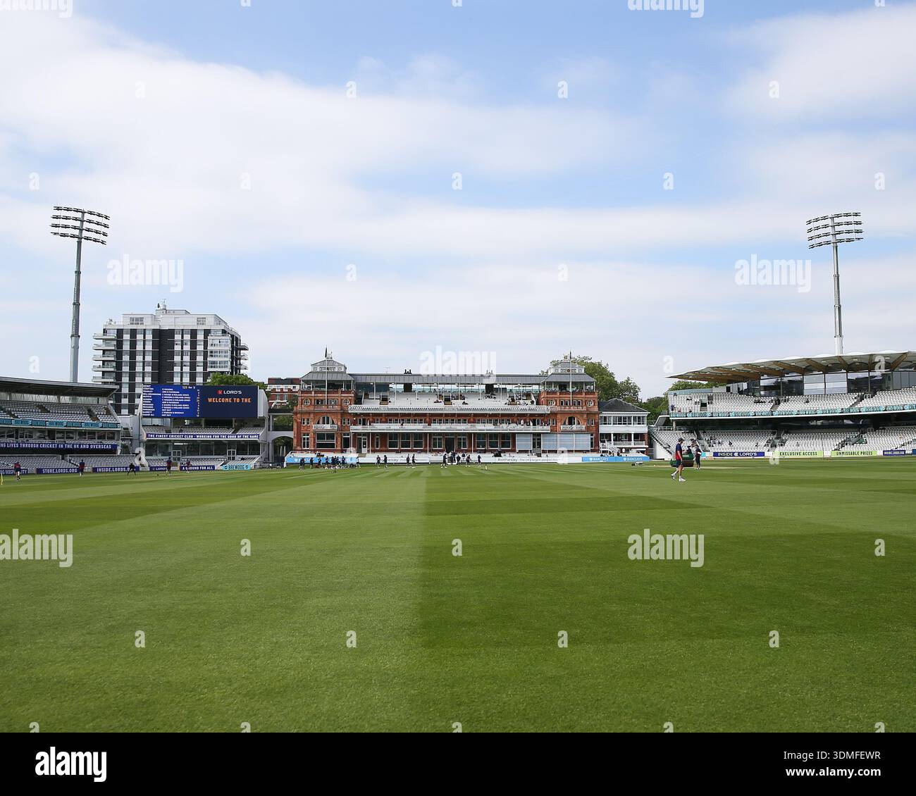 Allgemeiner Blick auf das Innere des Bodens während des Rothesay County Championship Day 2 Spiels zwischen Middlesex und Kent auf dem Lord's Cricket Ground in London, England. Stockfoto