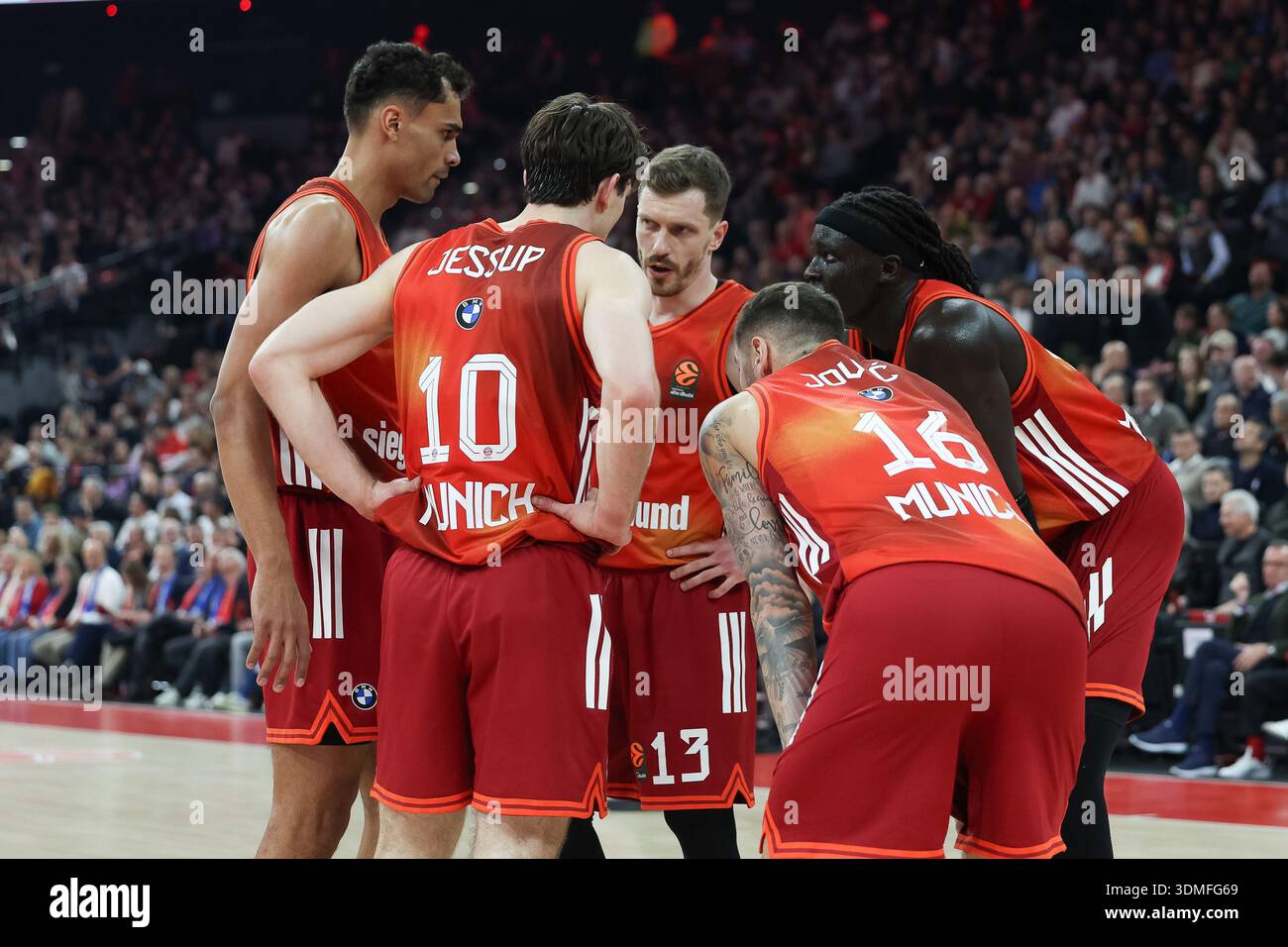 Mannschaftstreffen, Justinian Jessup (FC Bayern Basketball, #10) mit Oscar da Silva (FC Bayern Basketball, #01) und Andreas Obst (FC Bayern Basketball, #13), mit Wenyen Gabriel (FC Bayern Basketball, #32) und Stefan Jovic (FC Bayern Basketball, #16), GER, FC Stockfoto