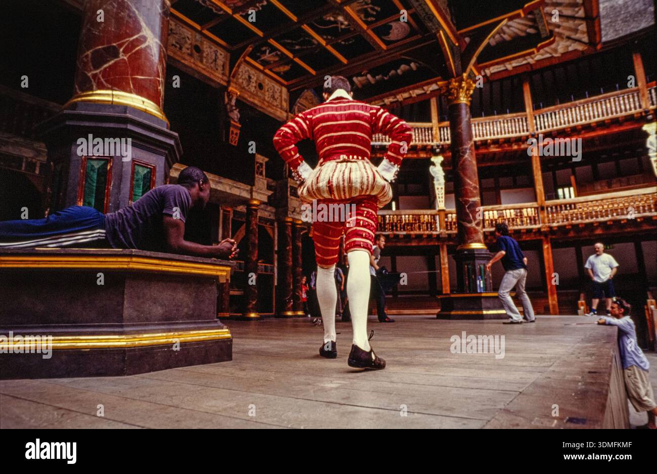 Schauspieler, die eine Szene auf der Bühne von Shakespeares Globe Theatre, dem elisabethanischen Spielhaus an der South Bank, London, Großbritannien, Proben Stockfoto