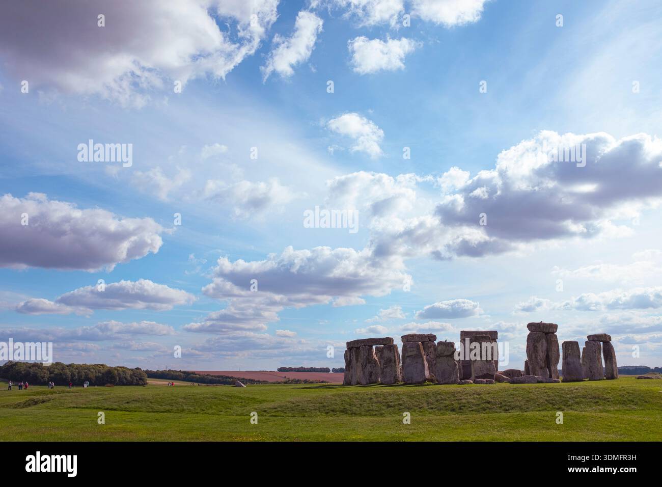 Berühmtes historisches Stonehenge in den Cotswolds in England über grünem Gras und majestätischem Wolkenhimmel Stockfoto