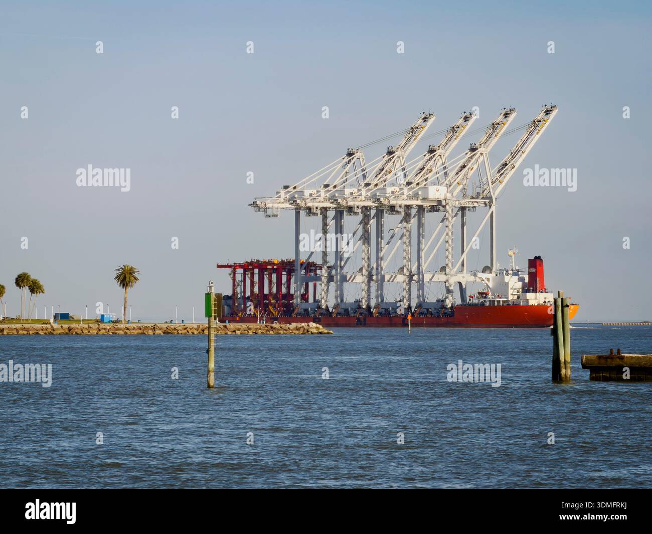 Containerkrane für die Ladung von Fracht von Schiff zu Land auf einem Transportschiff Stockfoto
