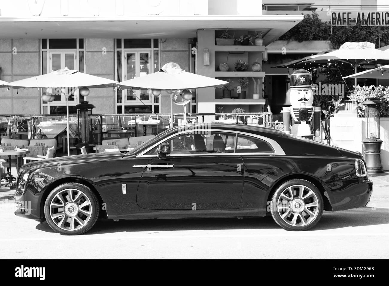 Miami, Florida, USA – 09. Dezember 2024: Black 2018 Rolls Royce Wraith. Luxuswagen von Rolls Royce Wraith. Auto von Rolls Royce Wraith parkt im Freien Stockfoto