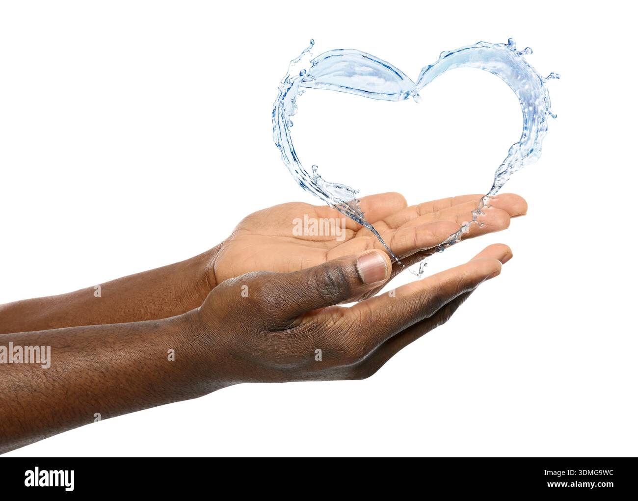 Mann, der Spritzwasser in Herzform auf weißem Hintergrund hält, Nahaufnahme Stockfoto