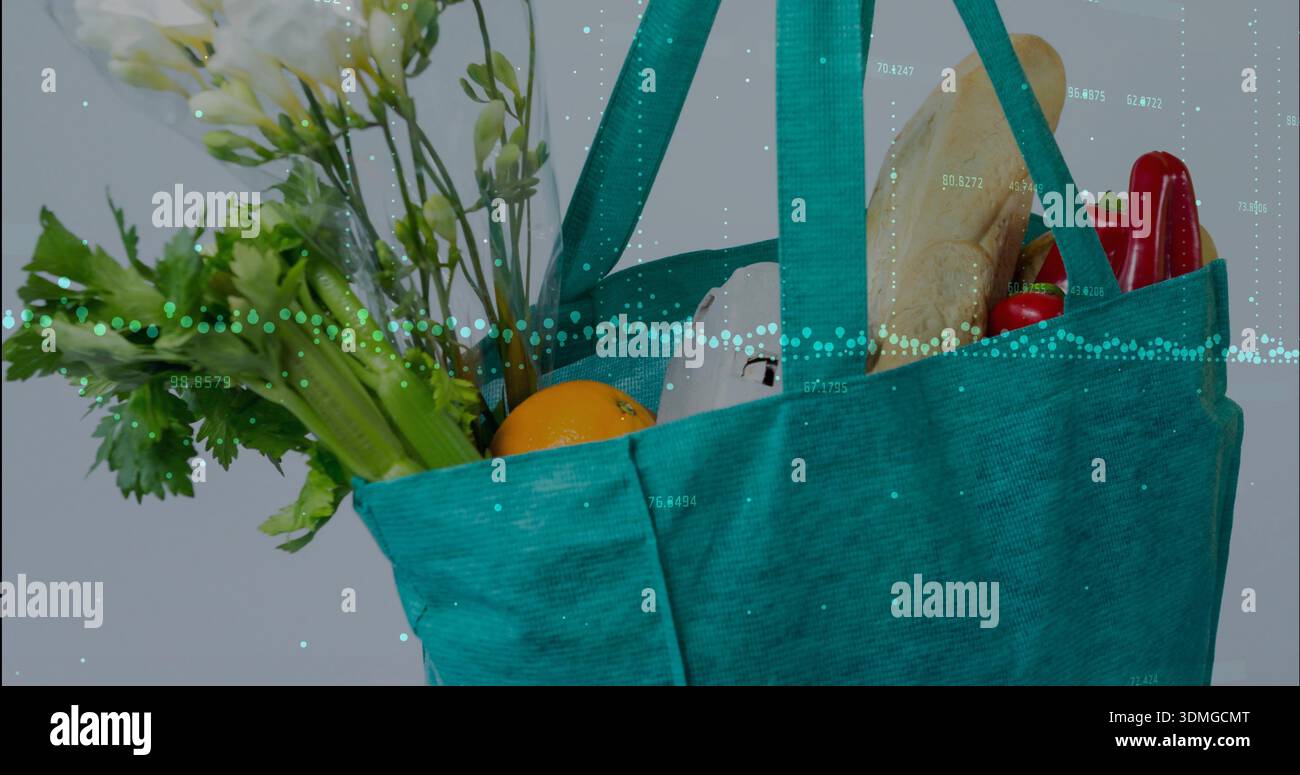 Mit blaublauem Tote mit Produkten, langem Brotlaib, Karton und Blumenstrauß auf grauem Set, türkisfarbenem Überzug Stockfoto