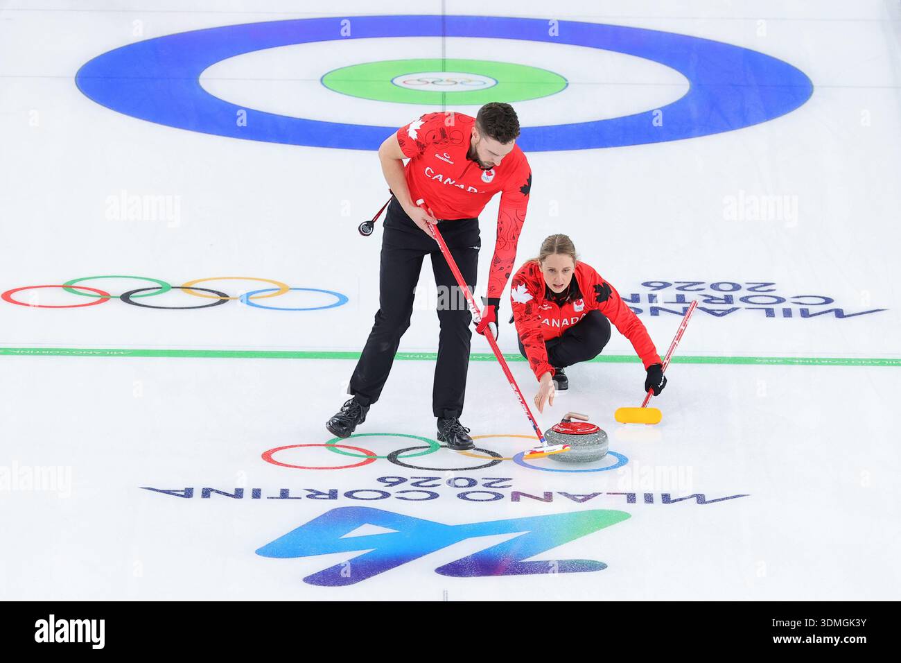 Die kanadischen Mannschaftsspieler sind im Spiel gegen die tschechische Mannschaft am 4. Februar 2026. Cortina, Italien, 4. Februar 2026. Am Abend des 4. Februar 2026 starteten die gemischten Doppel-Round-robin-Spiele der Olympischen Winterspiele 2026 in Cortina, Italien. Quelle: Luo Yunfei/China News Service/Alamy Live News Stockfoto