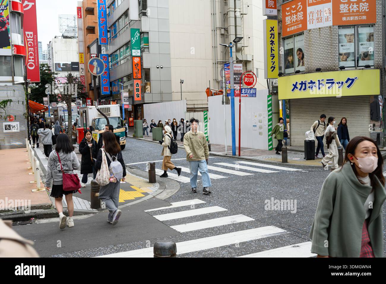 Pal Nerd Street im Stadtteil Minamisaiwai in der Nähe des Bahnhofs Yokohama - Yokohama, Japan - 8. November 2025 Stockfoto
