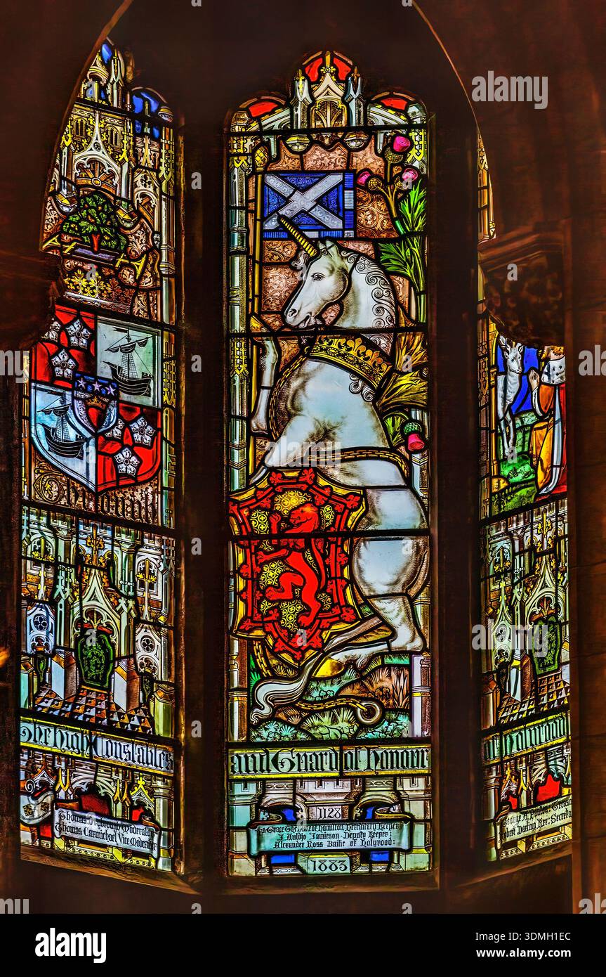 Weißes Einhorn schottisches Symbol Buntglas Basilika St. Gile's Cathedral Edinburgh Schottland. Die Kathedrale wurde 1124 von König David I. gegründet, Buntglas Stockfoto