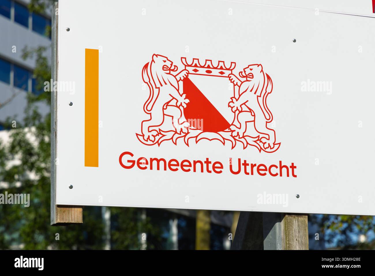 Logo der Gemeinde Utrecht (Gemeente Utrecht) mit roten Löwen und einem Schild auf einem weißen Schild. Utrecht, Niederlande. 9. Oktober 2025. Stockfoto
