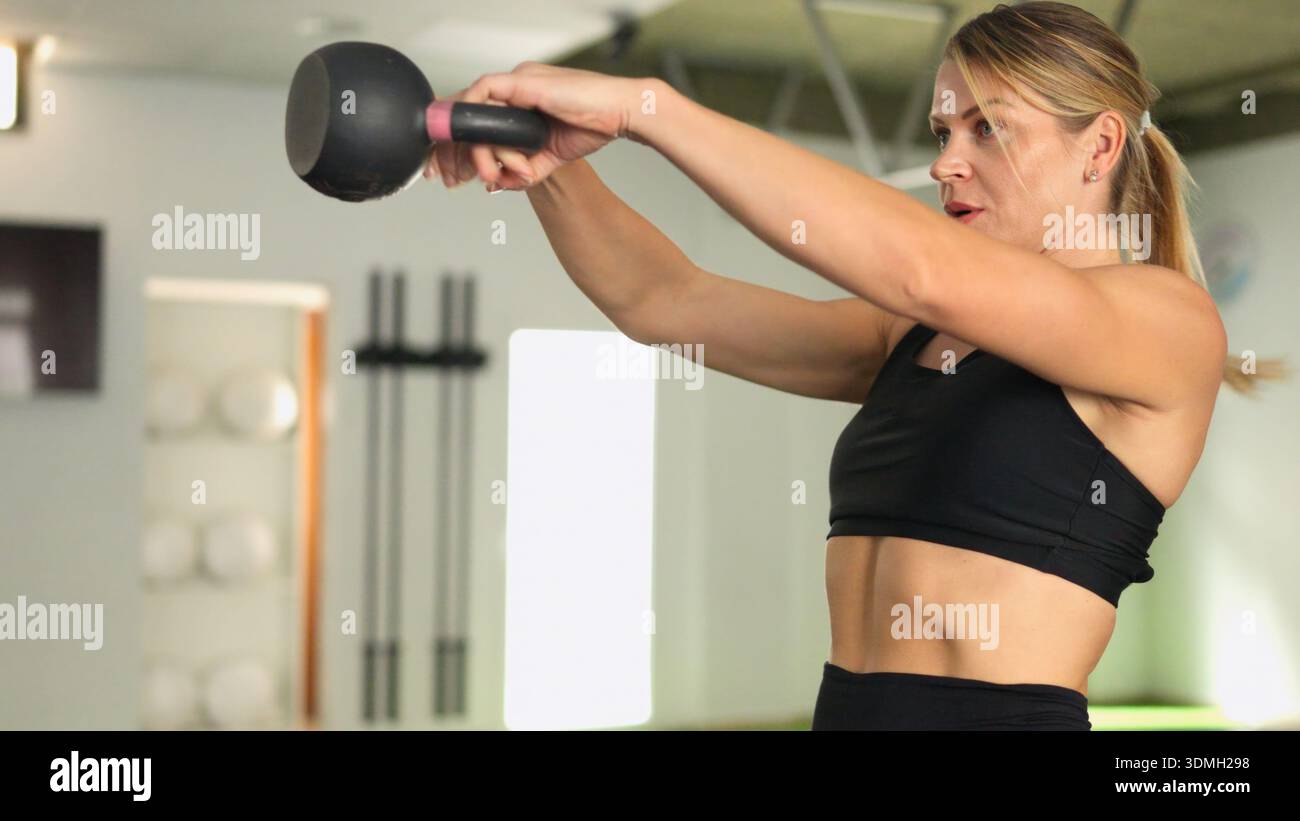 Frau trainiert mit Kettlebell beim Fitnesstraining Stockfoto