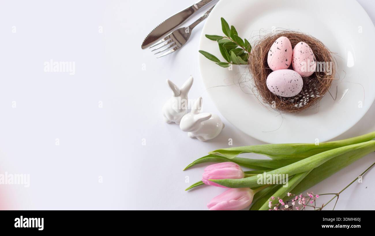 Traditioneller Osterkuchen mit Glasur, Hase und Eiern, Happy Easter Konzept Stockfoto