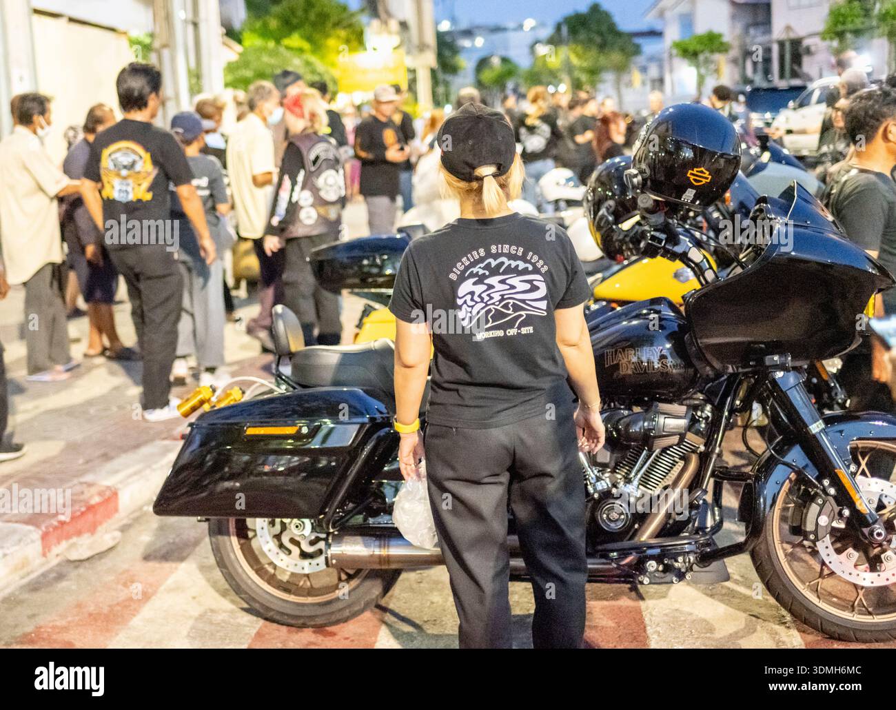 Bangkok-26. April 2025: Bei Sonnenuntergang kommen Mitglieder des gemeinnützigen AAS Metro Bangkok Bikers Chapter, um dringend benötigte Lebensmittel an verarmte Menschen zu verteilen. Stockfoto