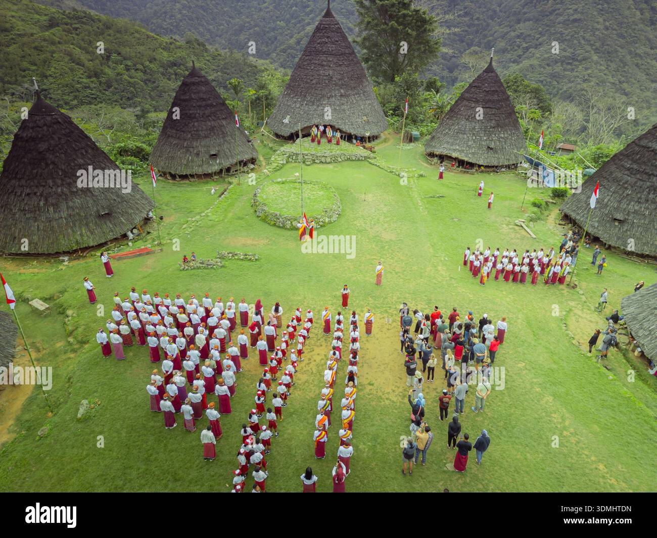 Aus der Vogelperspektive der Einwohner des WAE Rebo Village, die den indonesischen Unabhängigkeitstag feiern und traditionelle Kleidung in East Nusa Tenggara, Flores, tragen Stockfoto