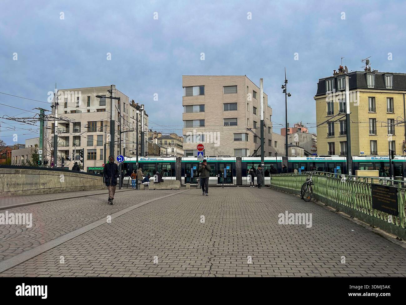 Saint Denis, Frankreich, IDF, Straßenszenen, Weitwinkelansicht, Stadtzentrum, Mehrfamilienhaus, Fronten Stockfoto