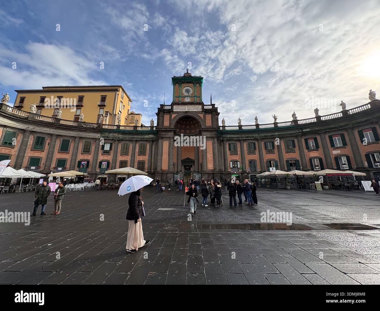 Piazza Dante, Piazza Dante. Großer halbrunder öffentlicher Platz in Neapel, Kampanien, Italien. Neoklassizistische Architektur umgibt den zentralen Raum. Stockfoto