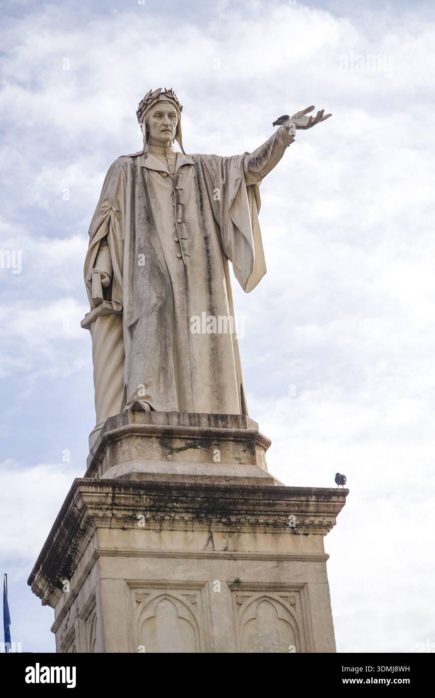 Statue von Dante Alighieri, Piazza Dante (Piazza Dante), Neapel, Italien. Skulptur von Domenico Guadino, 1901 eröffnet. Ikonische italienische Literaturfigur. Stockfoto