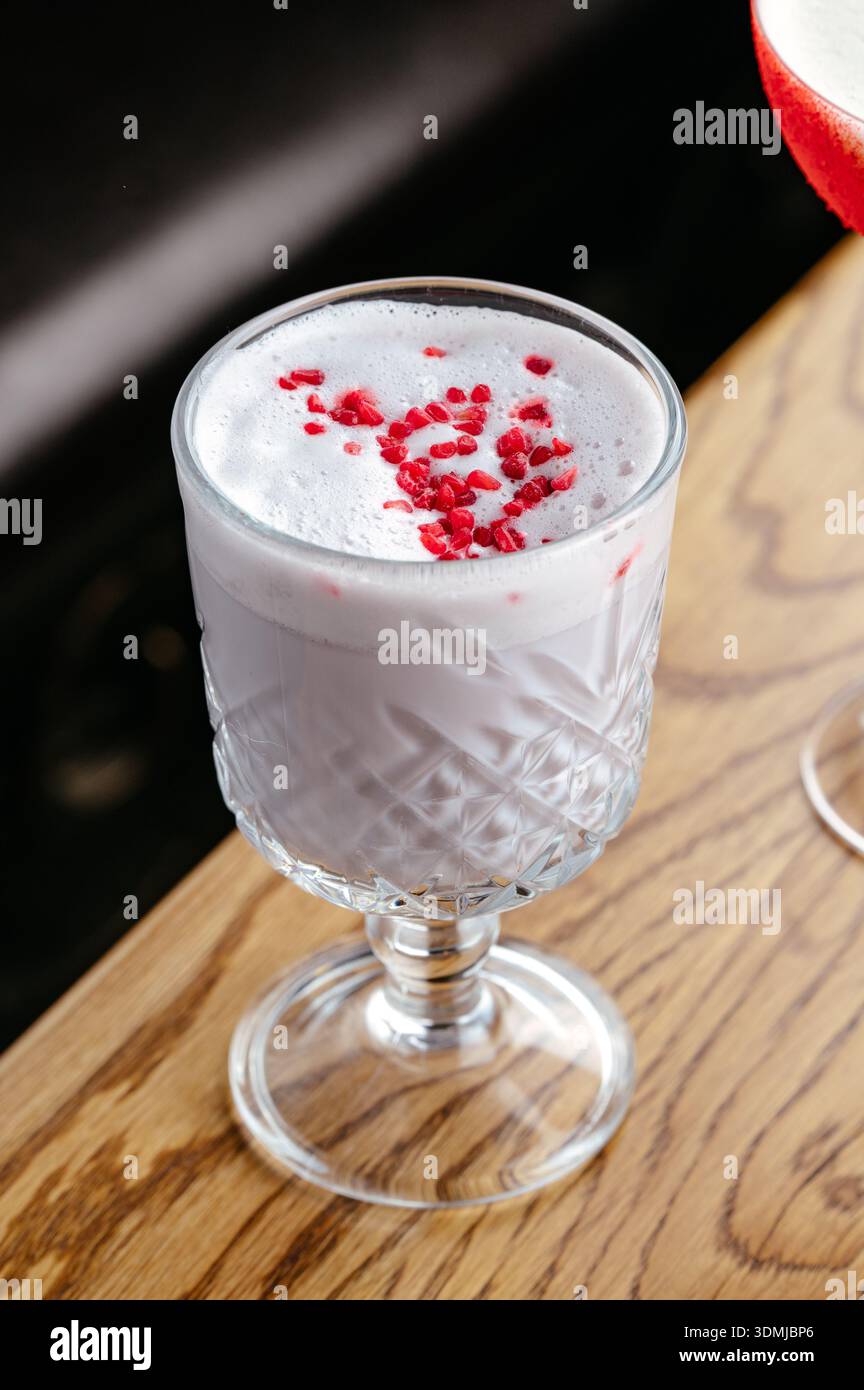 Alkoholischer Cocktail mit Heidelbeeren und Milch Stockfoto