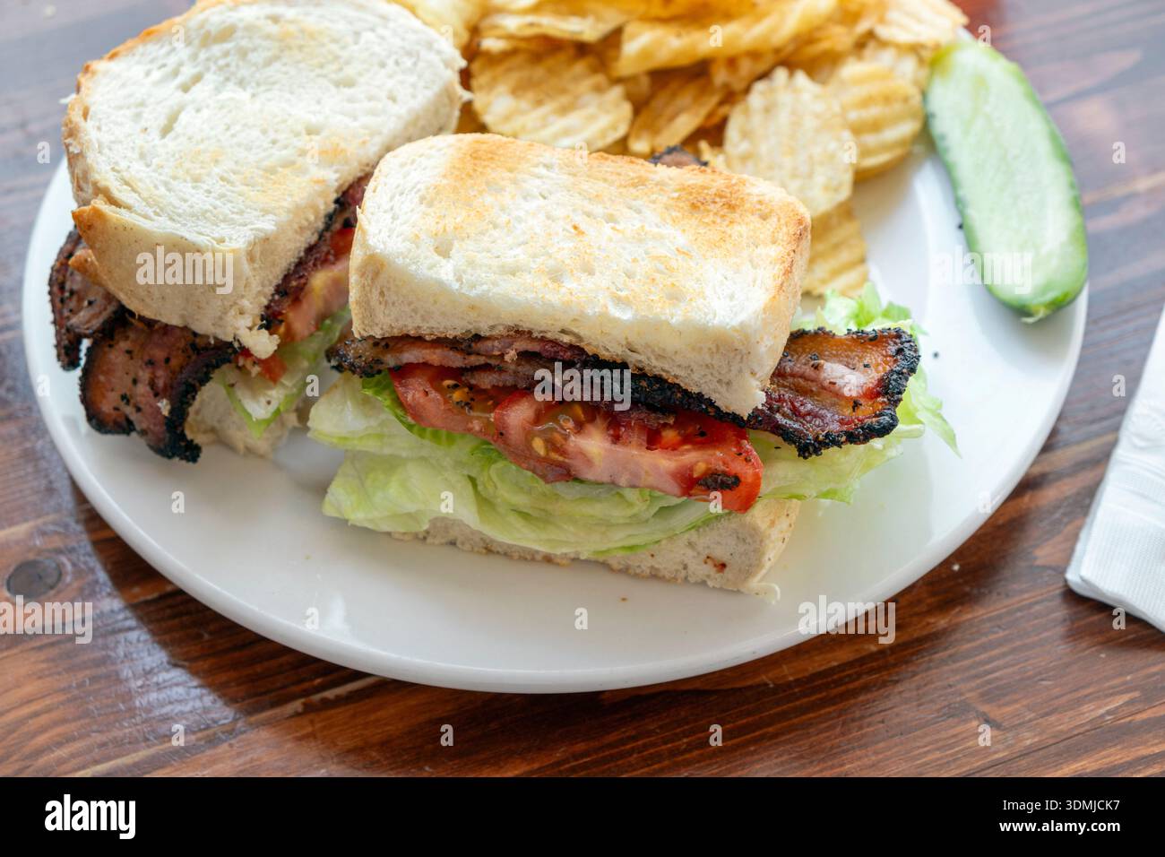 BLT Club Sandwich halbiert auf Teller Stockfoto