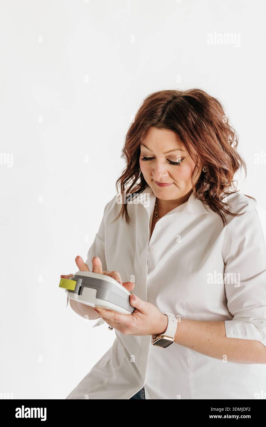 Frau verwendet Handlesetiketten zur Erstellung von Unternehmensetiketten Stockfoto