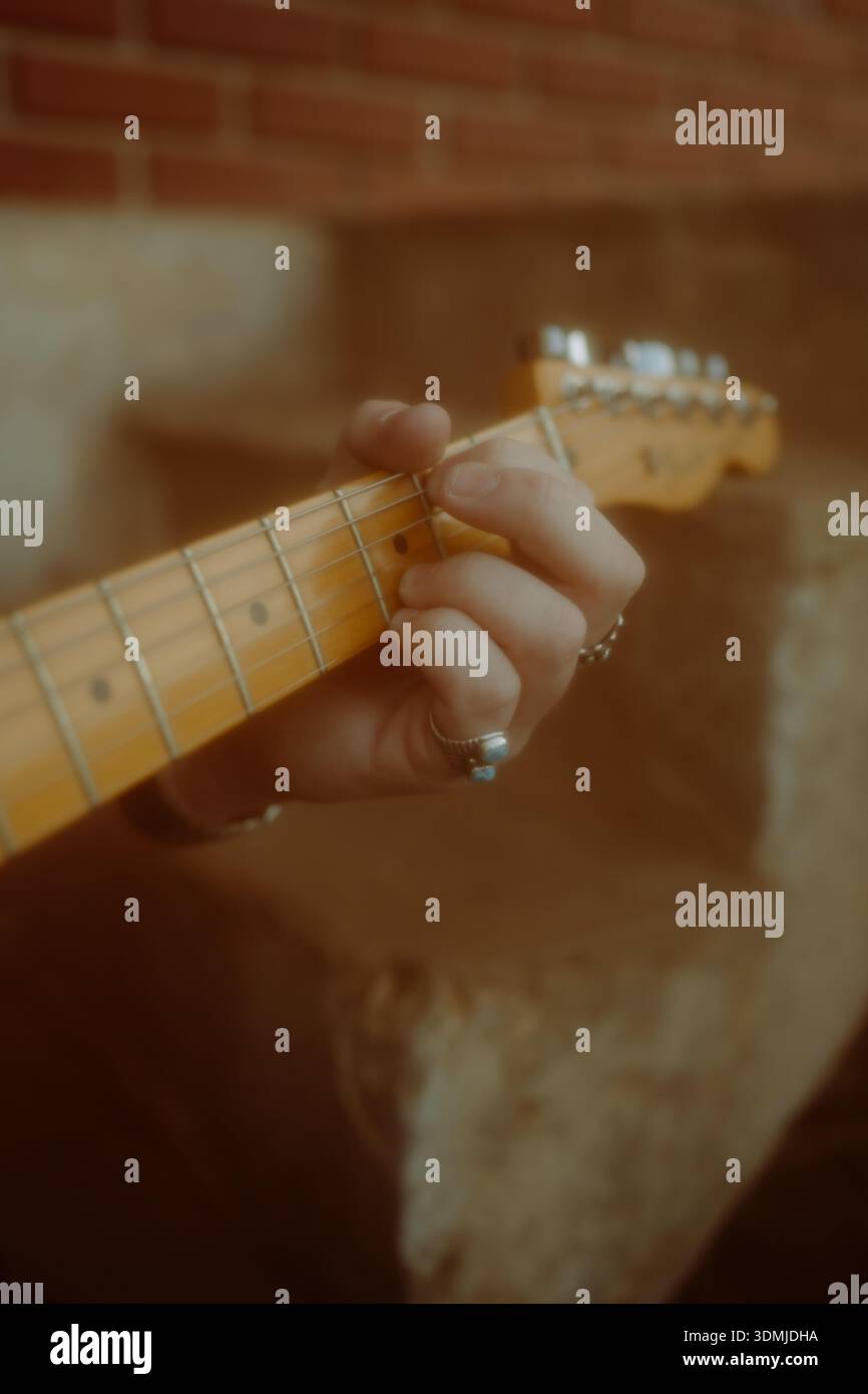 Handdrücken Von Elektrischen Gitarrensaiten Stockfoto