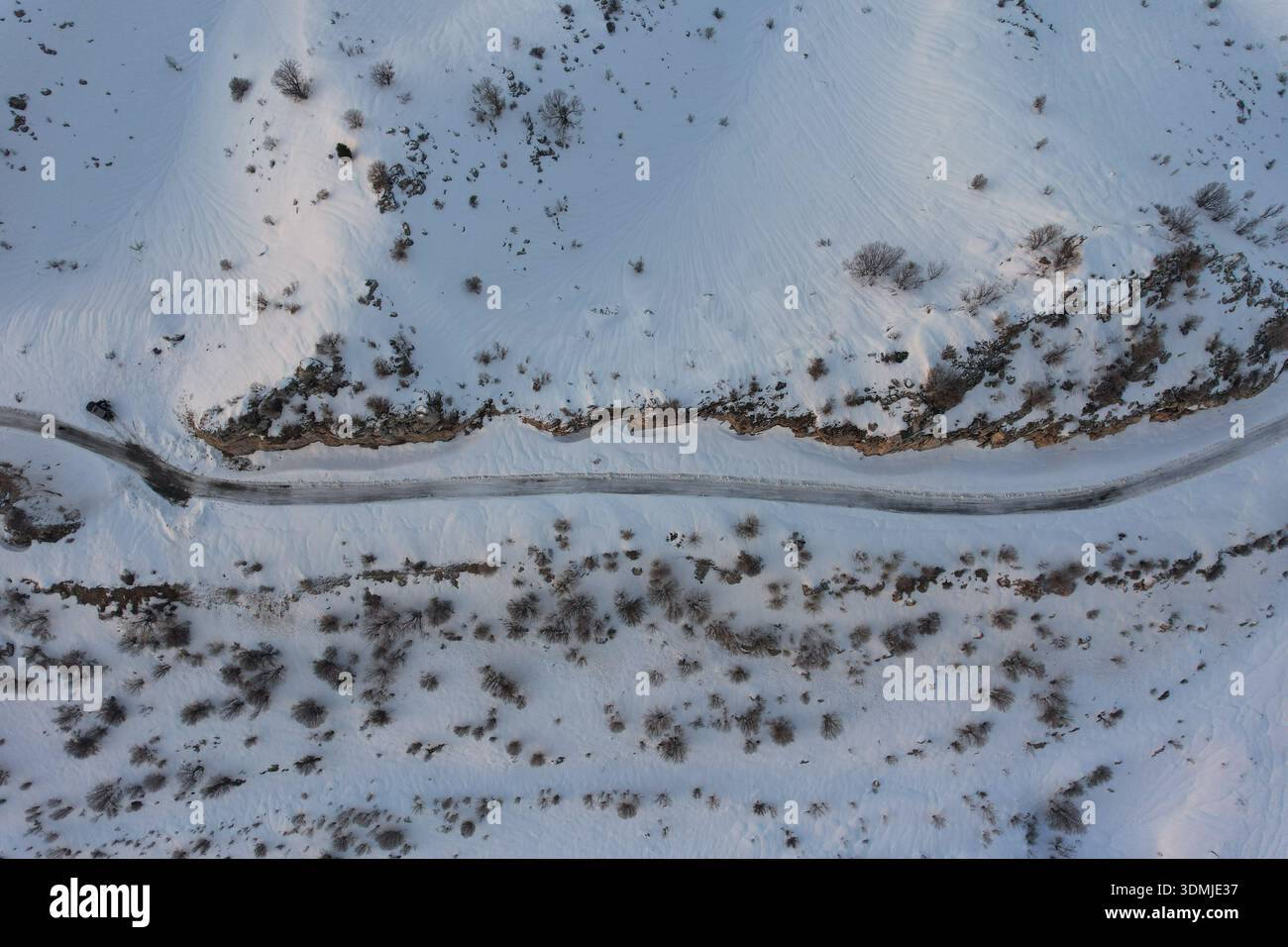 Duhok, Irak. Februar 2026. (ANMERKUNG DER REDAKTION: Bild mit Drohne aufgenommen) eine Luftaufnahme des schneebedeckten Gara-Gebirges. Das Gara-Gebirge das höchste Gebirge erhebt sich etwa 2.151 Meter über dem Meeresspiegel und liegt etwa 60 Kilometer nördlich der Stadt in der Region Kurdistan. Quelle: SOPA Images Limited/Alamy Live News Stockfoto