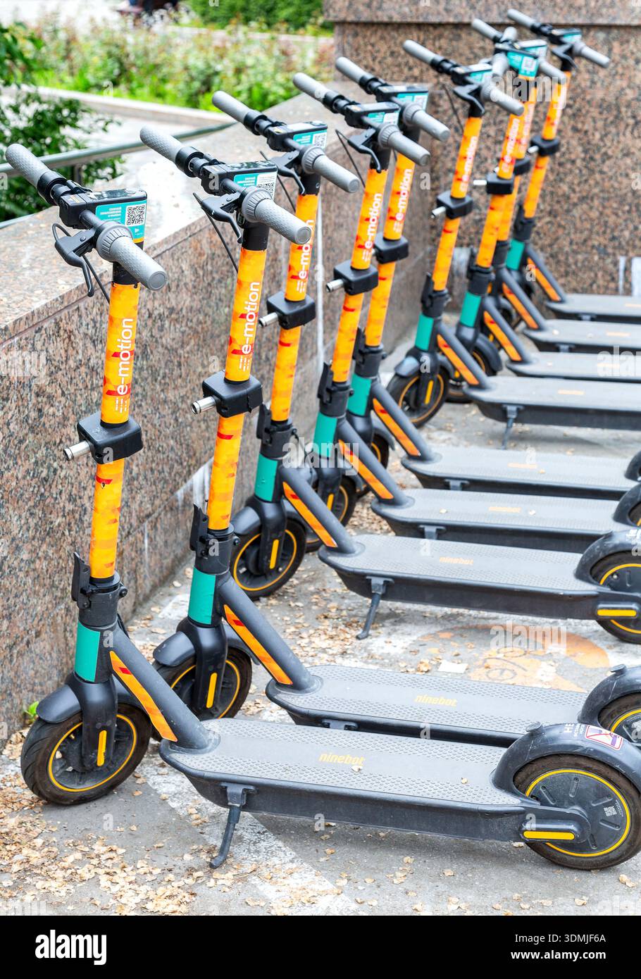 Samara, Russland - 4. Juni 2022: Elektrische Fahrteiler an der City Street und Ready to Rent Stockfoto