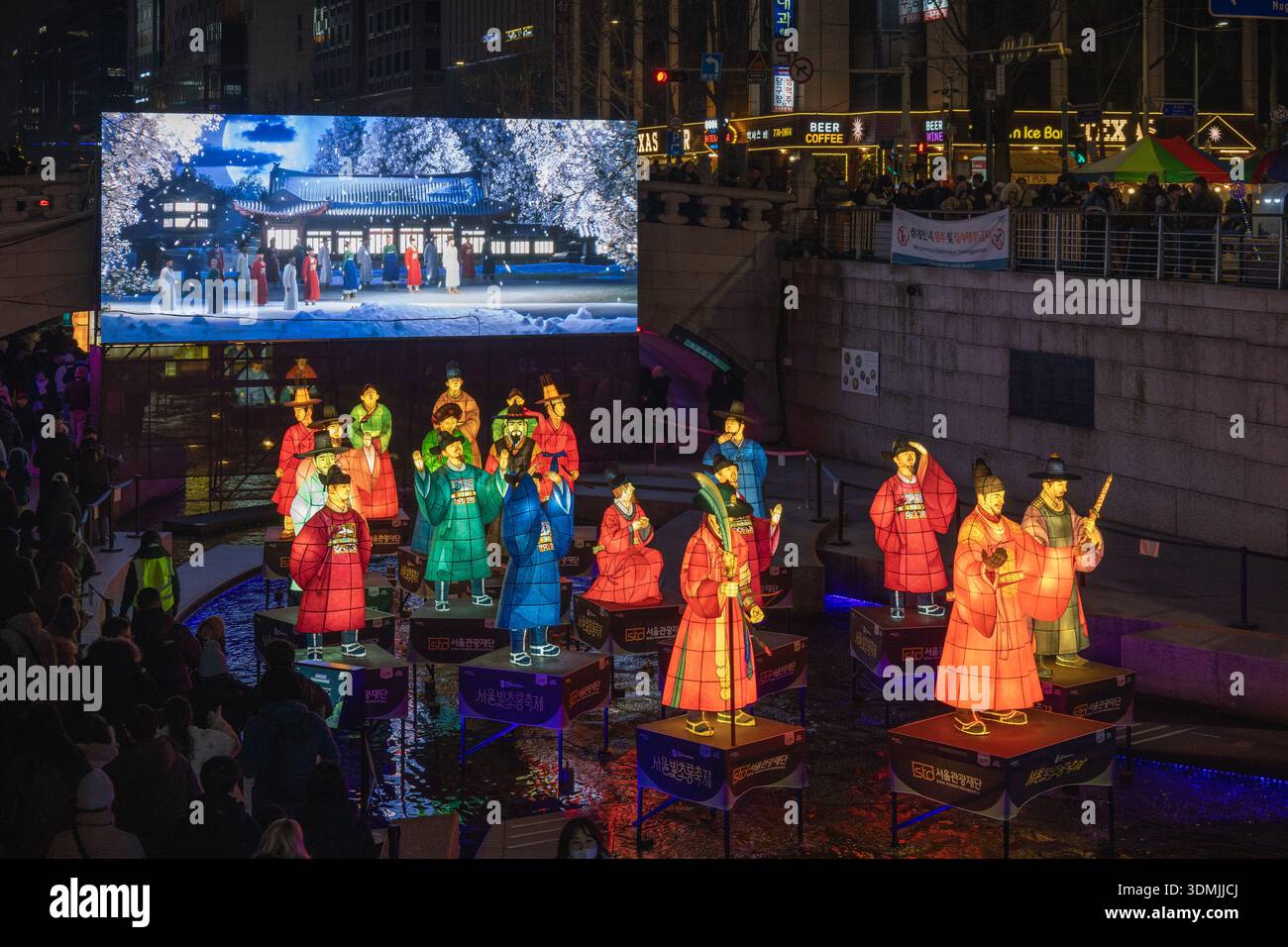 Leuchtende Laternen mit historischen koreanischen Figuren, die während des Seoul Lantern Festivals bei Nacht auf dem Cheonggyecheon Stream schweben. Stockfoto