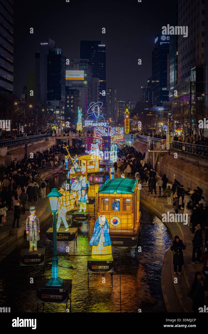 Leuchtende Laternen mit historischen koreanischen Figuren, die während des Seoul Lantern Festivals bei Nacht auf dem Cheonggyecheon Stream schweben. Stockfoto