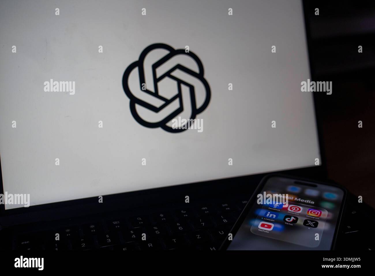 Symbolbild: Logo des KI-Unternehmens OpenAI CHAT GPT auf einem Laptop-Bildschirm neben einem Smartphone mit Social-Media-Apps. Foto vom 06.02.2026. Konzeptbild: Logo des Künstlichen Intelligenz-Unternehmens OpenAI auf einem Laptop-Bildschirm neben einem Smartphone mit Social-Media-Anwendungen. Foto vom 6. Februar 2026. *** Symbolbild Logo der KI-Firma OpenAI CHAT GPT auf einem Laptop-Bildschirm neben einem Smartphone Social-Media-Apps Foto aufgenommen 6. Februar 2026 Konzeptbild Logo der Künstlichen Intelligenz-Firma OpenAI auf einem Laptop-Bildschirm neben einem Smartphone-Showi Stockfoto