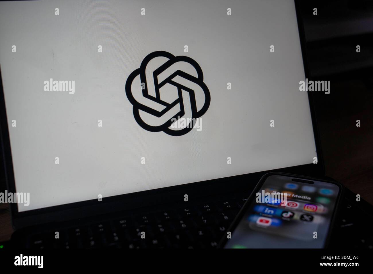 Symbolbild: Logo des KI-Unternehmens OpenAI CHAT GPT auf einem Laptop-Bildschirm neben einem Smartphone mit Social-Media-Apps. Foto vom 06.02.2026. Konzeptbild: Logo des Künstlichen Intelligenz-Unternehmens OpenAI auf einem Laptop-Bildschirm neben einem Smartphone mit Social-Media-Anwendungen. Foto vom 6. Februar 2026. *** Symbolbild Logo der KI-Firma OpenAI CHAT GPT auf einem Laptop-Bildschirm neben einem Smartphone Social-Media-Apps Foto aufgenommen 6. Februar 2026 Konzeptbild Logo der Künstlichen Intelligenz-Firma OpenAI auf einem Laptop-Bildschirm neben einem Smartphone-Showi Stockfoto