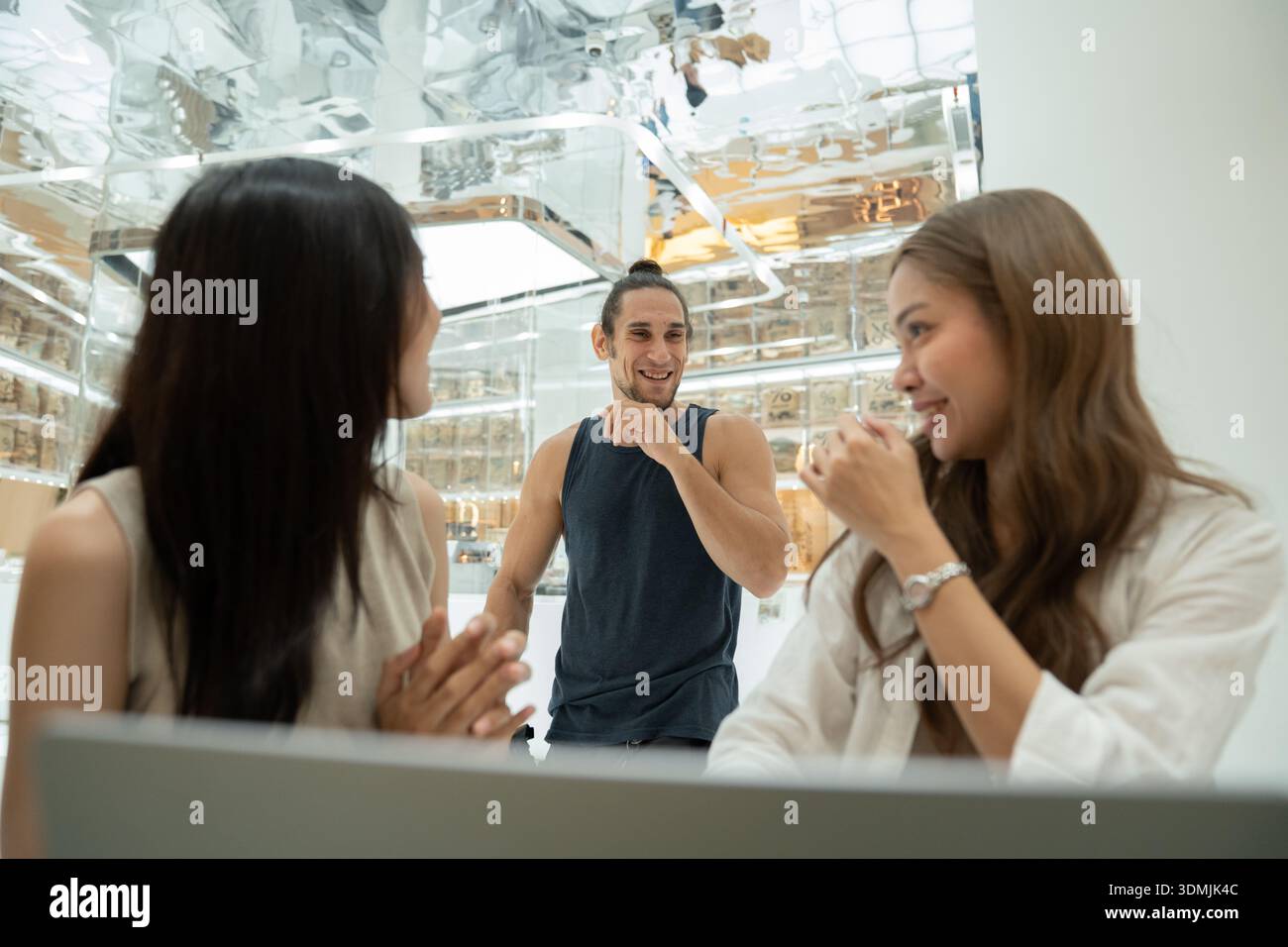 Freunde genießen Unterhaltung und soziale Interaktion in modernen Räumen Stockfoto