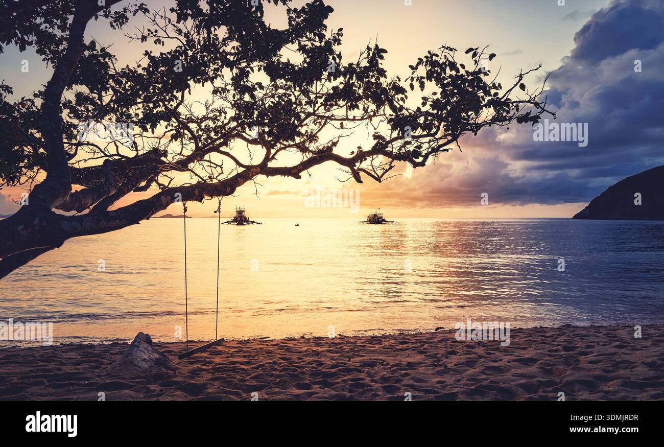 Ein wunderschöner Sonnenuntergang vom Strand auf einer der kleinen Inseln der Philippinen aus gesehen. Stockfoto
