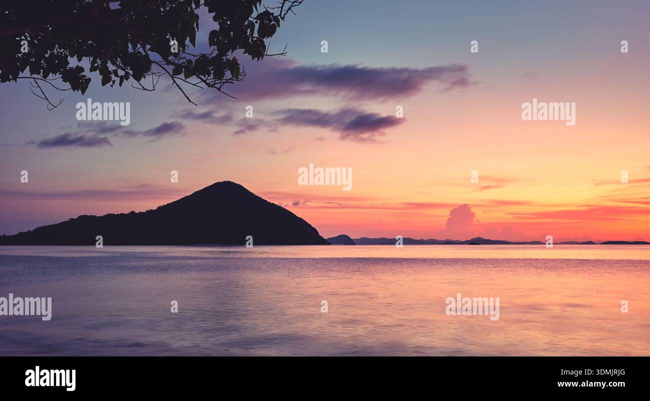 Ein wunderschöner Sonnenuntergang vom Strand auf einer der kleinen Inseln der Philippinen aus gesehen. Stockfoto