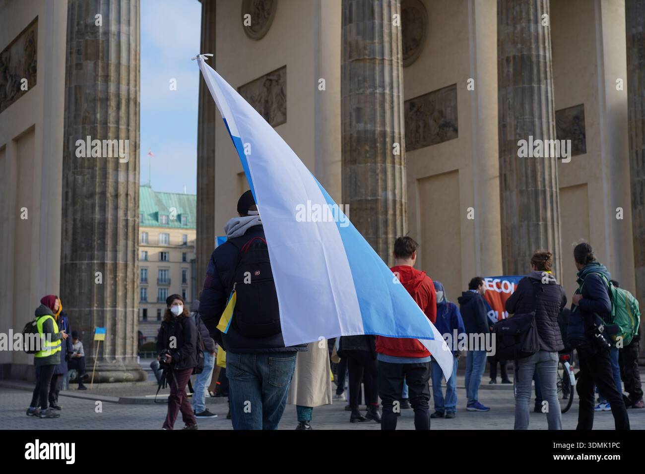 Berlin, Deutschland - 13. November 2022: Russische Antikriegsproteste in Berlin. Teilnehmer mit weiß-blau-weißer Oppositionsflagge am Brandenburger Tor. Stockfoto
