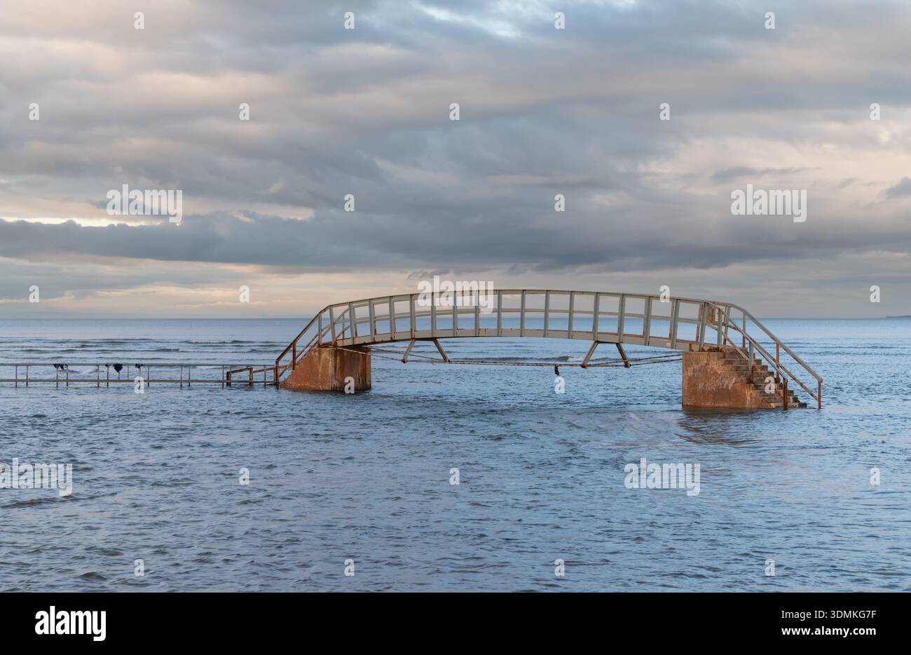 Belhaven Bridge bei Flut unter bewölktem Himmel, Dunbar, East Lothian, Schottland Stockfoto
