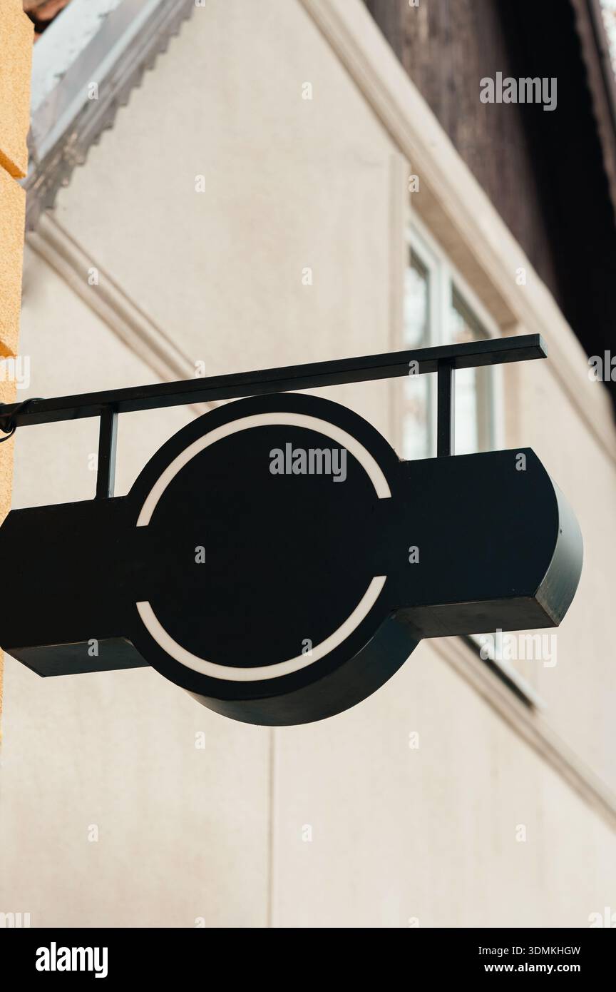 Stadtgebäude-Fassadenschild, städtisches Außendetail mit kreisförmigem Schild an der Gebäudefassade Stockfoto