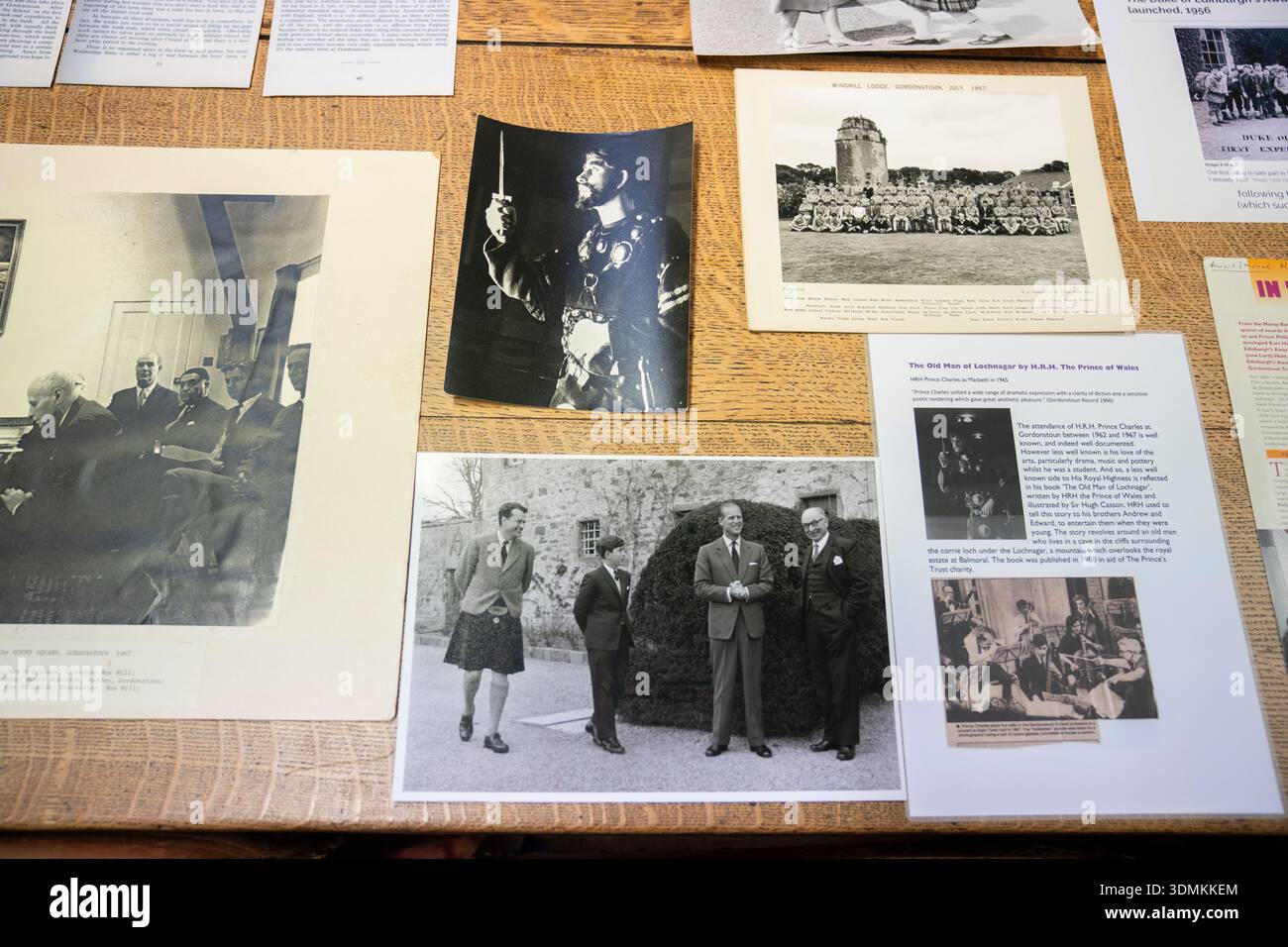 Fotos, Ausschnitte und Zeitungsartikel über König Karl III. Und die Königliche Familie im Schularchiv der Gordonstoun School in der Nähe von Elgin in den schottischen Highlands. König Karl III. Besuchte die Schule von 1962 bis 1967. Er war der erste britische Monarch, der an einer Schule ausgebildet wurde und in der Windmill Lodge an Bord ging, während er an Aktivitäten wie Segeln, Schauspiel und der Coastguard-Einheit der Schule teilnahm. Bilddatum: Mittwoch, 4. Februar 2026. Stockfoto