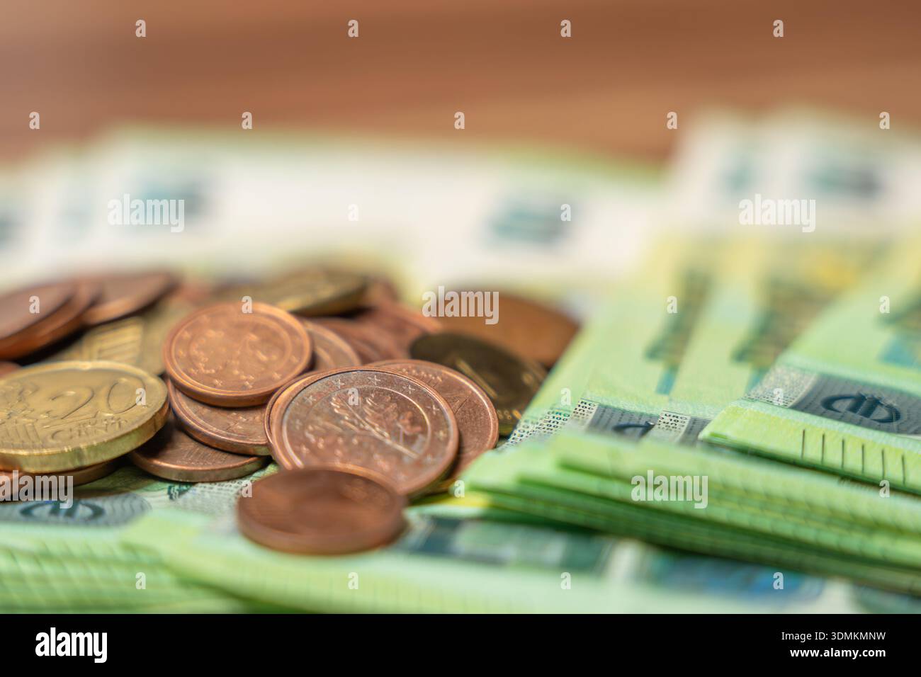 Nahaufnahme von Euro-Münzen auf Euro-Banknoten mit verschwommenem Hintergrund. Symbol für Einsparungen, Budgetierung und Finanzplanung. Stockfoto