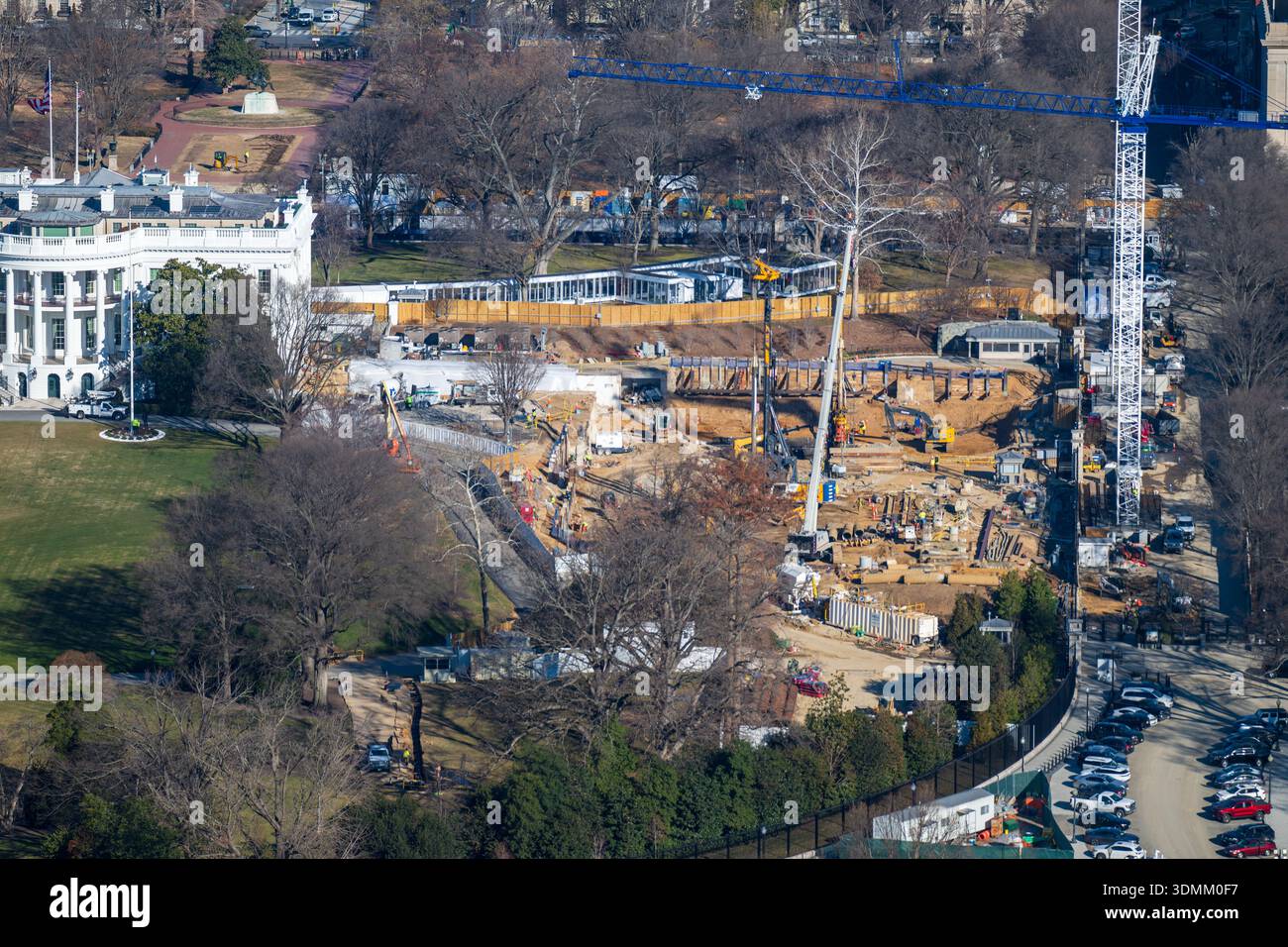 White House East Wing Ballroom Construction Aerial Blue Tower Crane Washington DC USA | WASHINGTON DC — Eine Luftaufnahme zeigt den Bau eines neuen Ballsaals neben dem East Wing des Weißen Hauses am Mittwoch, dem 21. Januar 2026. Dieses Projekt stellt eine der bedeutendsten architektonischen Ergänzungen für das Regierungsgebäude seit dem Bau des heutigen East Wing im Jahr 1902 dar. Entworfen von der Firma McKim, Mead & White während der Amtszeit von Theodore Roosevelt, formalisierte der Flügel von 1902 den öffentlichen Eingang für große gesellschaftliche Veranstaltungen, eine Funktion, die diese neue Struktur nun erweitern wird. Stockfoto