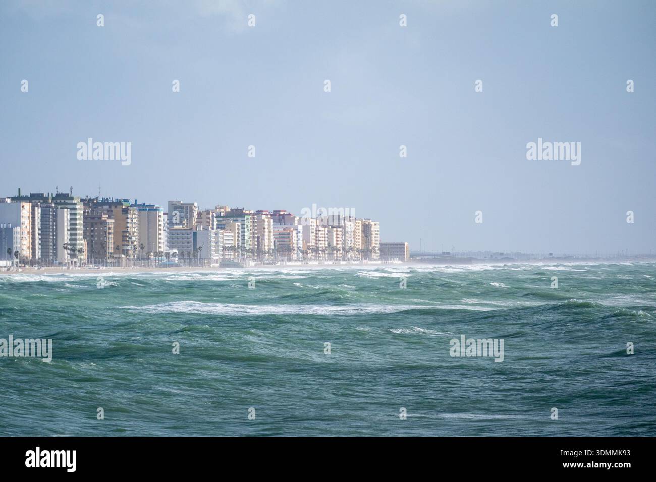 Cadiz (Spanien) Küste mit Gebäuden entlang der Küste und dem Atlantik Stockfoto