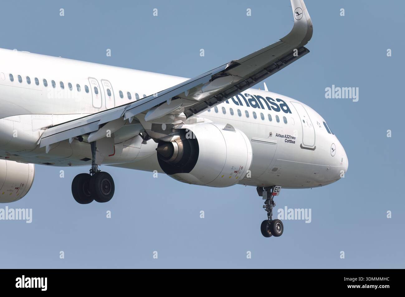 Larnaca, Zypern - 29. Juni 2024: Lufthansa Airbus A321neo Passagierjet nähert sich der Landebahn zur Landung und bereitet sich auf die Ankunft vor Stockfoto