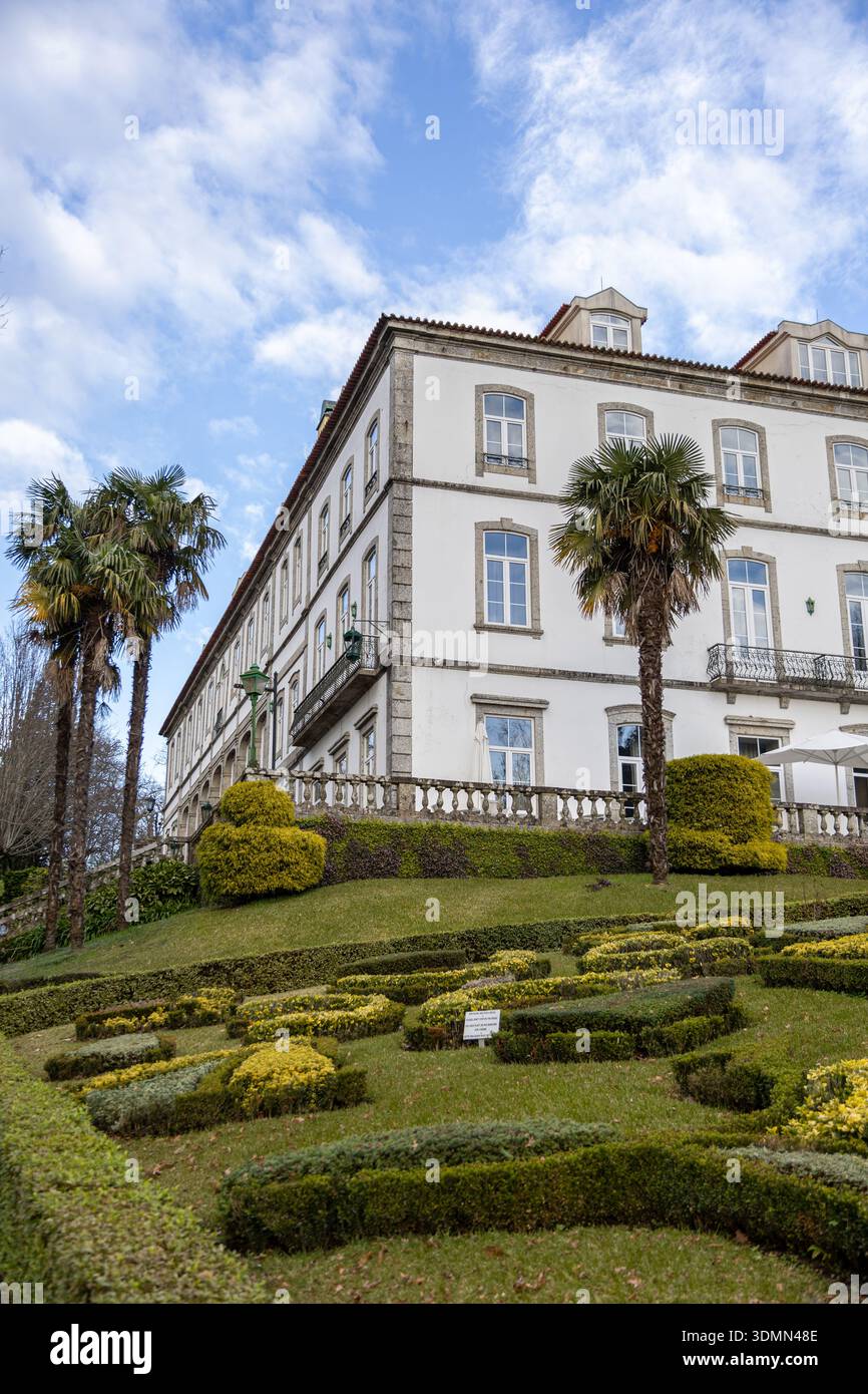 Bezaubernde Landschaft Mit Klassischer Architektur Und Üppigem Laub. Wunderschön Gepflegter Garten Mit Antikem Herrenhaus Und Gepflegten Hecken Stockfoto
